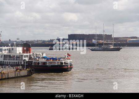 Die Mersey Ferry Royal Iris Annäherung an Seacombe Fähre Fuß aus Liverpool den Kapitän Miranda Segelschiff hinter hohen Schiffe Stockfoto