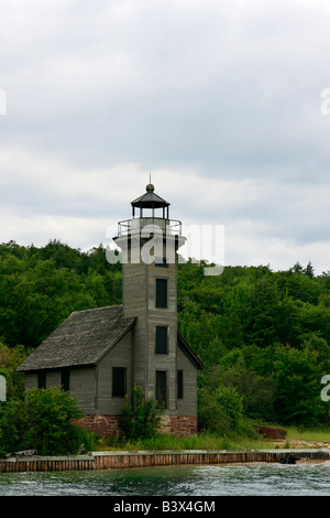 Der Grand Island East Channel Light Lighthouse am Lake Superior Munising Harbor Great Lakes in Michigan MI USA USA-Landschaft niemand vertikal hochauflösende Bilder Stockfoto