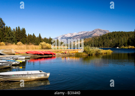 Ruderboote und Kajaks auf dem Hume Lake Christian Camp Campus im Giant Sequoia National Monument in Kalifornien. Stockfoto