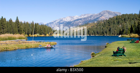 Menschen entspannen Sie sich auf Liegestühlen auf dem Hume Lake Christian Camp Campus im Giant Sequoia National Monument in Kalifornien. Stockfoto