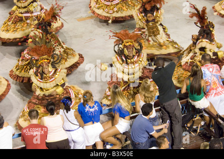 Eine Nahaufnahme der Samba Schule Teilnehmer beim Karneval in Rio Sambadrome. Stockfoto