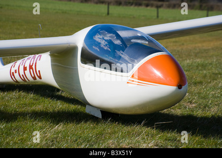 Nahaufnahme von einem Segelflugzeug Schleicher ASW15B auf dem Boden. amtliches Kennzeichen G-CFBC. Stockfoto