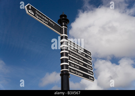Wegweiser an Seacombe Promenade mit Blick auf den Fluss Mersey auf The Wirral, Liverpool Stockfoto