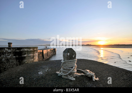 Alte hölzerne Capstan auf Beadnell Hafen in Northumberland Großbritannien Stockfoto