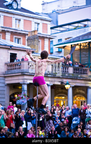 Straßenkünstler unterhält, Touristen und Passanten Covent Garden London Vereinigtes Königreich Stockfoto