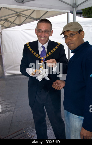 Bürgermeister von Ealing Stadtrat Ian Green im Gespräch mit Verkäufern nach Eröffnung Acton Food Festival Acton London W3 Vereinigtes Königreich Stockfoto