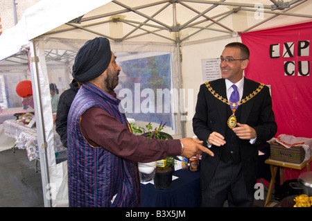 Bürgermeister von Ealing Stadtrat Ian Green im Gespräch mit Verkäufern nach Eröffnung Acton Food Festival Acton London W3 Vereinigtes Königreich Stockfoto