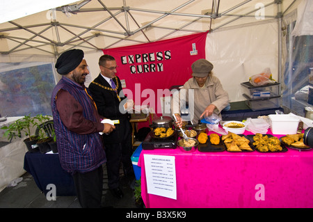 Bürgermeister von Ealing Stadtrat Ian Green im Gespräch mit Verkäufern nach Eröffnung Acton Food Festival Acton London W3 Vereinigtes Königreich Stockfoto
