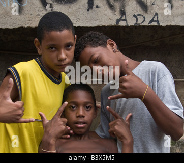 Drei junge Burschen aus der Favela Rocinha in Rio De Janeiro Stockfoto