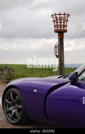 Vorderteil eines Sportwagens TVR T350C durch ein Leuchtfeuer im Peak District. Stockfoto