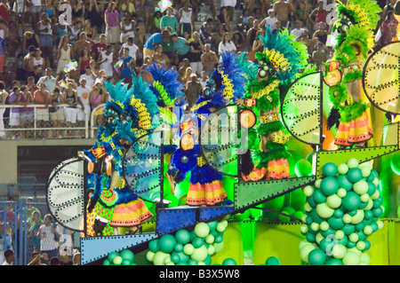 Eine Nahaufnahme der Samba Schule Teilnehmer beim Karneval in Rio Sambadrome. Stockfoto