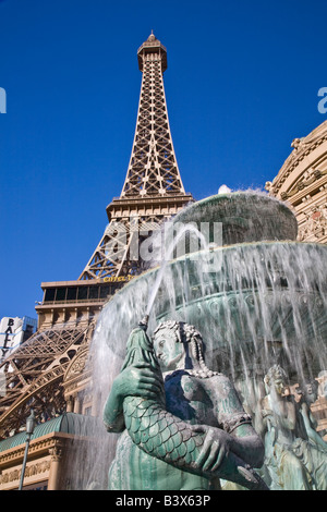 Eine Nachbildung des Eiffelturms erhebt sich über dem Paris Hotel und Casino in Las Vegas Stockfoto