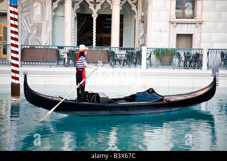 Ein Gondoliere wartet eine Fahrt auf dem Kanal im Venetian Hotel Las Vegas Stockfoto