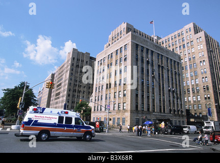 Krankenwagen-Rushing. Krankenhaus Notaufnahme Ambulanz New York Columbia Presbyterian Hospital Medical Center New York City. Gesundheitsfürsorge in Amerika USA EMS Stockfoto