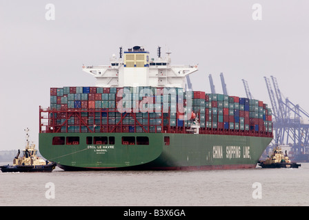 Containerschiff im Hafen von Felixstowe, Großbritanniens größter Containerhafen ankommen. Stockfoto