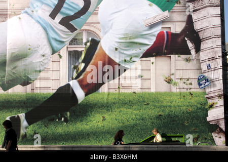 Paris-Straße in der Nähe des Arc de Triomphe während der Rugby-Weltmeisterschaft 2007 Gigant Plakat und Straßenszenen Stockfoto