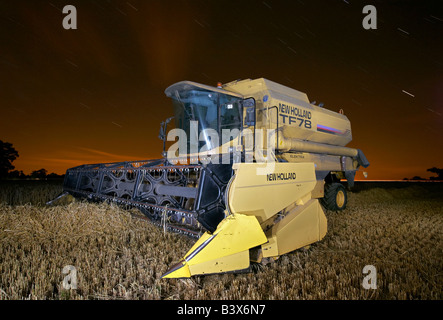 Mähdrescher in der Nacht während einer Langzeitbelichtung in der Norfolk-Landschaft fotografiert Stockfoto