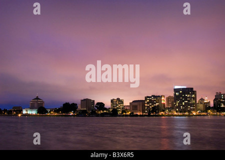 Oaklands Stadtbild von über Lake Merritt. Stockfoto