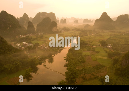 Areal Aussicht auf Yangshuo Guangxi Kalksteinhügeln und Fluss bei Sonnenaufgang Stockfoto