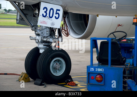 Nahaufnahme von einem Airbus A310-300 Flugzeug Fahrwerk. Stockfoto