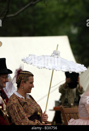 Eine Dame und Herren gekleidet in 1860 s Clothling sitzen am Bürgerkrieg reenactment Stockfoto