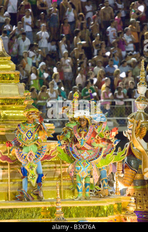 Eine Nahaufnahme der Samba Schule Teilnehmer beim Karneval in Rio Sambadrome. Stockfoto