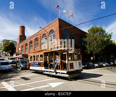 Kalifornien San Francisco A Cable Car übergibt das Cable Car Museum Foto 5 casanf77986 Foto Lee Foster 2008 Stockfoto