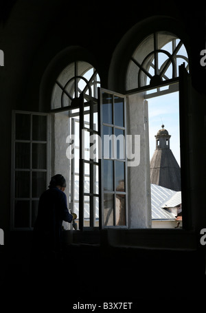 Frau reparieren Windows das Solovetsky Kloster auf den Solovetsky Inseln im Weißen Meer, Russland Stockfoto