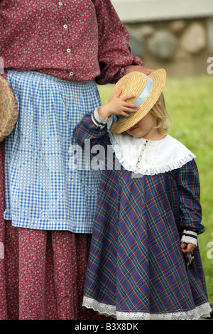 A Frau und Tochter in ein Civil War Reenactment-Lager Stockfoto