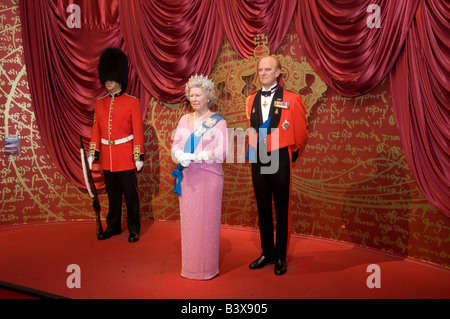 Waxwork-Modelle von der Queen und Prinz Phillip bei Madame Tussauds London England UK Stockfoto