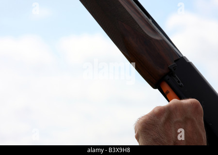 Patronen in einem Gewehr auf ein Skeet Schießstand in Wisconsin geladen werden Stockfoto