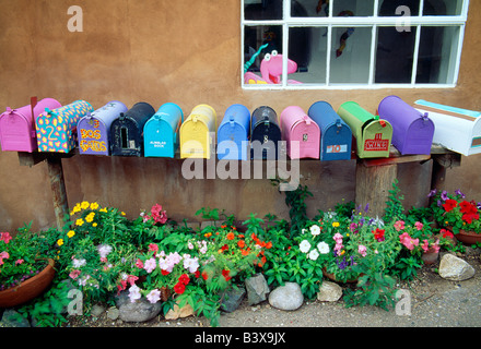 Bunte Postfächer außerhalb eines Hauses, Canyon Road, berühmt für Ateliers, Santa Fe, New Mexico, USA Stockfoto