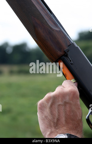 Patronen in einem Gewehr auf ein Skeet Schießstand in Wisconsin geladen werden Stockfoto
