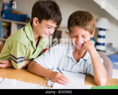 Zwei jungen, die ihre Hausaufgaben zusammen Stockfoto