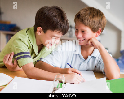 Zwei jungen, die ihre Hausaufgaben zusammen Stockfoto