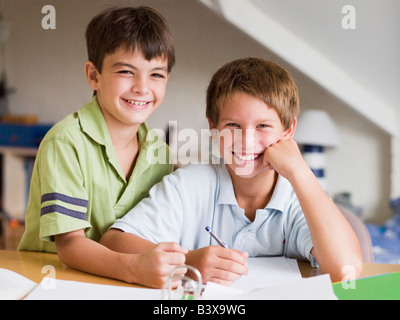 Zwei jungen, die ihre Hausaufgaben zusammen Stockfoto