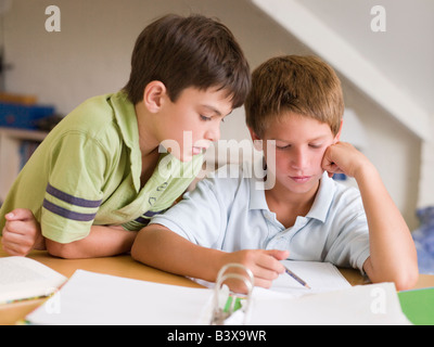 Zwei jungen, die ihre Hausaufgaben zusammen Stockfoto