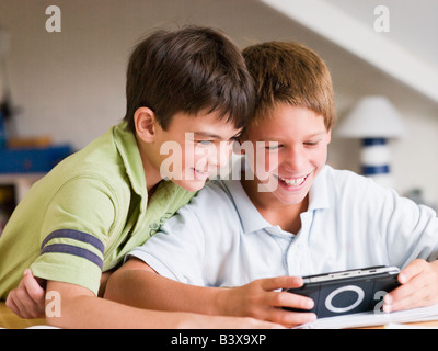 Zwei jungen mit einem Handheld-Video-Spiel spielen Stockfoto