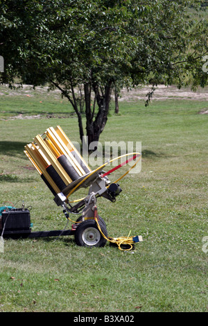 Eine Wurfscheibe, die Maschine zu werfen, in der Landschaft Skeet Schießstand in Wisconsin Stockfoto