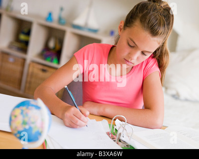 Junge Mädchen, die ihre Hausaufgaben Stockfoto