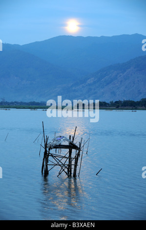 Full Moon rising über Lak See Vietnam Stockfoto