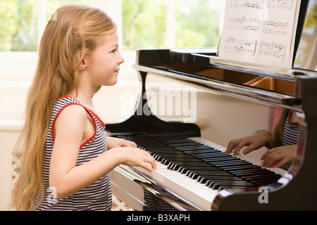 Junges Mädchen spielt Klavier Stockfoto