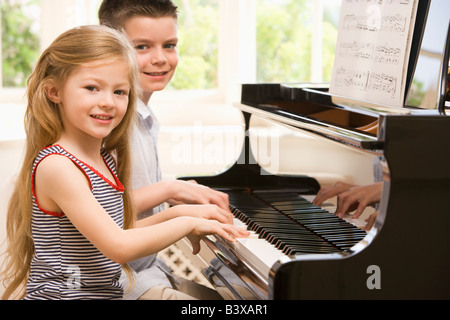 Bruder und Schwester Klavierspiel Stockfoto