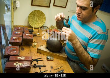 Tauschierens Handwerker in Ataujia Shop TOLEDO Kastilien La Mancha Region Spanien Stockfoto