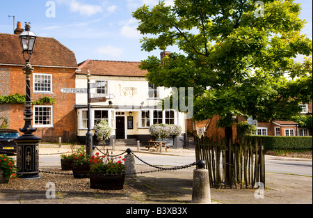 Typisch englisches Dorf Szene genommen großes Bedwyn, Wiltshire, England, Großbritannien, UK Stockfoto