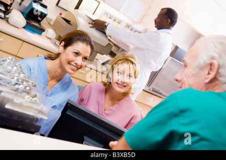 Krankenschwestern In einem Krankenhaus an der Rezeption sprechen Stockfoto