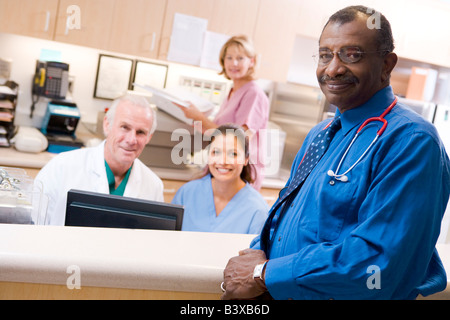 Ärzte und Krankenschwestern an der Rezeption eines Krankenhauses Stockfoto