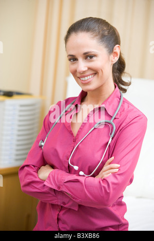 Ein Arzt steht In einer Krankenstation Stockfoto