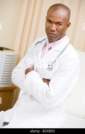 Ein Arzt sitzt auf einem Krankenhausbett Stockfoto