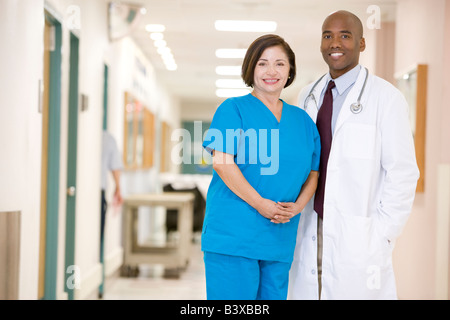 Arzt und Krankenschwester stehen In einem Krankenhausflur Stockfoto